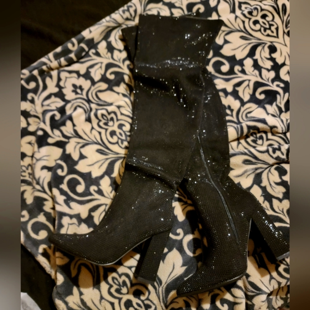 Beautiful shoes! Ordered wrong size. Never worn